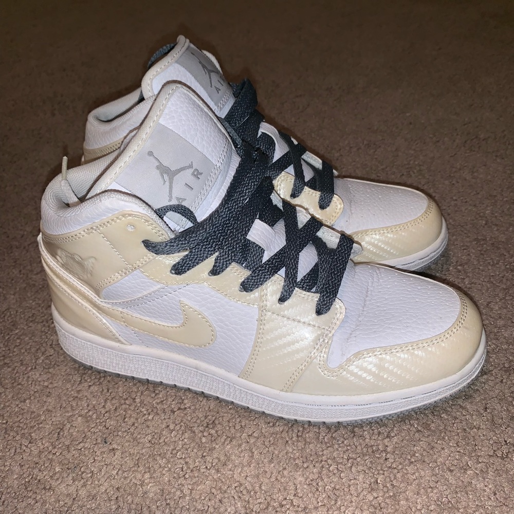 Air Jordan 1. Size 4.5y so 6 women’s.
